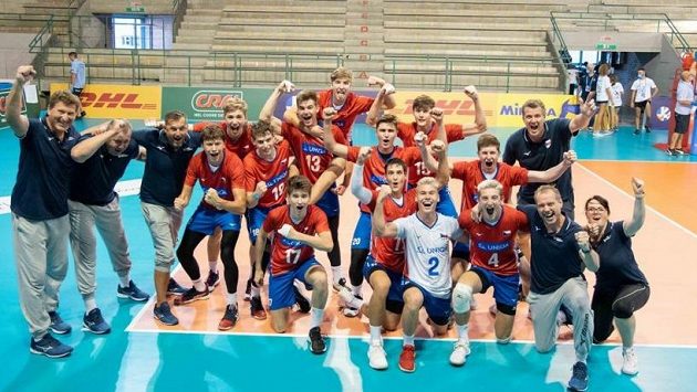 Čeští volejbalisté do 18 let vezou z mistrovství Evropy v Itálii stříbrné medaile. Čeští volejbalisté do 18 let vezou z mistrovství Evropy v Itálii stříbrné medaile.
