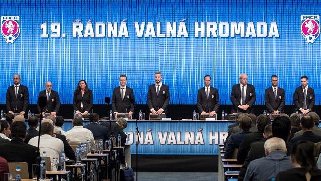 Členové výkonného výboru FAČR na začátku valné hromady. Členové výkonného výboru FAČR na začátku valné hromady.