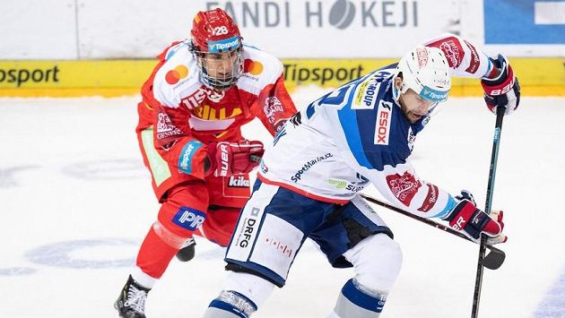 Leoš Čermák (vpravo) z Komety Brno nabírá rychlost, stíhá ho sparťan Tomáš Pšenička. Leoš Čermák (vpravo) z Komety Brno nabírá rychlost, stíhá ho sparťan Tomáš Pšenička.