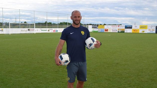 Martin Ticháček v roli trenéra brankářů Machačkaly. Martin Ticháček v roli trenéra brankářů Machačkaly.
