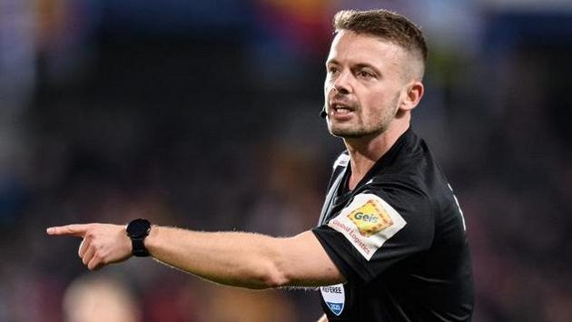 Rozhodčí Pavel Orel během utkání. Rozhodčí Pavel Orel během utkání.
