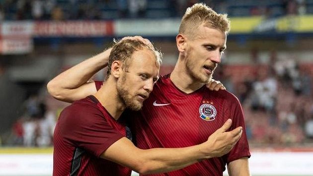 Zvedni hlavu, kamaráde... Stopeři Sparty Uroš Radakovič (vpravo) a Semih Kaya po odvetě se Suboticou. Zvedni hlavu, kamaráde... Stopeři Sparty Uroš Radakovič (vpravo) a Semih Kaya po odvetě se Suboticou.