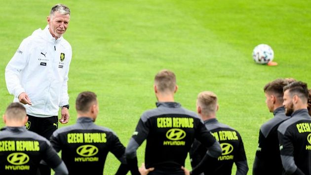 Trenér Jaroslav Šilhavý mluví k hráčům během tréninku fotbalové reprezentace. Trenér Jaroslav Šilhavý mluví k hráčům během tréninku fotbalové reprezentace.