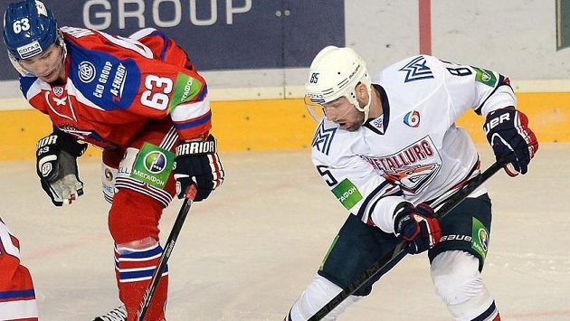 Obránce Lva Ondřej Němec (vlevo) a Milan Gulaš z Magnitogorsku. Obránce Lva Ondřej Němec (vlevo) a Milan Gulaš z Magnitogorsku.