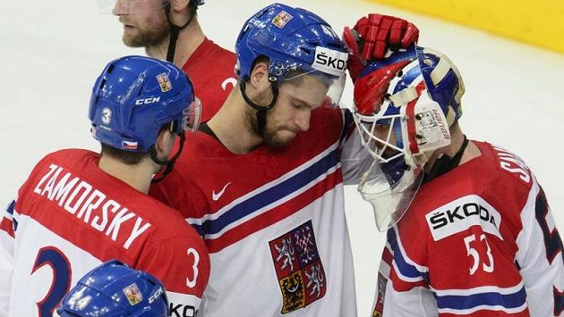 Petr Zámorský (zleva), Michal Jordán a brankář českého týmu Alexander Salák po prohraném semifinále. Petr Zámorský (zleva), Michal Jordán a brankář českého týmu Alexander Salák po prohraném semifinále.