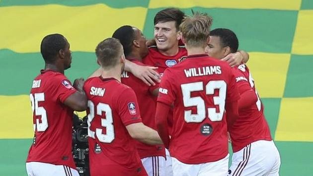 Harry Maguire (uprostřed) v prodloužení rozhodl o postupu Manchesteru United. Harry Maguire (uprostřed) v prodloužení rozhodl o postupu Manchesteru United.