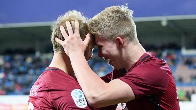 Sparťan Václav Drchal (vpravo) dal v juniorském derby jeden z osmi gólů. Sparťan Václav Drchal (vpravo) dal v juniorském derby jeden z osmi gólů.