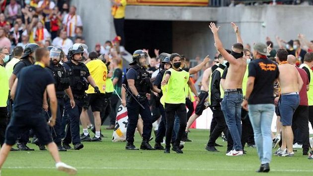 Kvůli řádění fanoušků bylo utkání mezi Lens a Lille na půl hodiny přerušeno Kvůli řádění fanoušků bylo utkání mezi Lens a Lille na půl hodiny přerušeno
