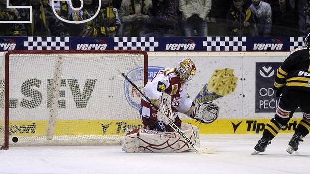 František Lukeš proměňuje nájezd proti Slavii a kompletuje svůj první hattrick v extralize František Lukeš proměňuje nájezd proti Slavii a kompletuje svůj první hattrick v extralize