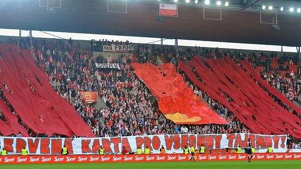 Slavia by podle licenčního manažera neměla dostat profesionální licenci. Slavia by podle licenčního manažera neměla dostat profesionální licenci.