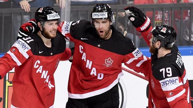 Aaron Ekblad (uprostřed) s Tylerem Seguinem (vlevo) a Ryanem O'Reillym slaví gól proti Švédsku. Aaron Ekblad (uprostřed) s Tylerem Seguinem (vlevo) a Ryanem O'Reillym slaví gól proti Švédsku.