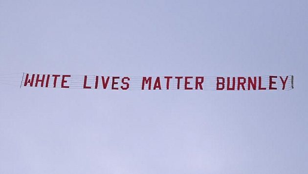 Nad stadionem Manchesteru City během 30. kola Premier League proletělo letadlo s nápisem "White Lives Matter Burnley". Akce vyvolala bouřlivou diskusi. Nad stadionem Manchesteru City během 30. kola Premier League proletělo letadlo s nápisem "White Lives Matter Burnley". Akce vyvolala bouřlivou diskusi.