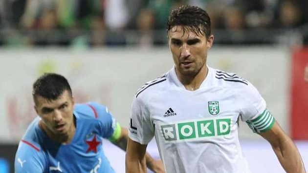 Zleva Ondřej Kúdela ze Slavie, Michal Papadopulos z Karviné. Zleva Ondřej Kúdela ze Slavie, Michal Papadopulos z Karviné.