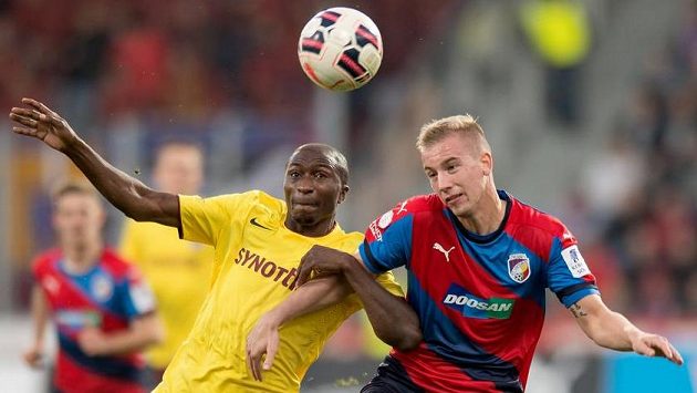 Plzeňský obránce Jan Baránek (vpravo) a Kehinde Fatai ze Sparty. Plzeňský obránce Jan Baránek (vpravo) a Kehinde Fatai ze Sparty.