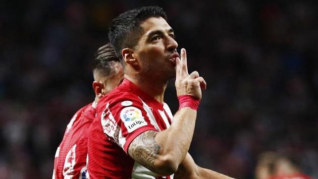 Kanonýr Atlétika Madrid Luis Suárez oslavuje svůj gól proti Barceloně. Kanonýr Atlétika Madrid Luis Suárez oslavuje svůj gól proti Barceloně.