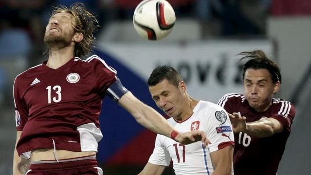 Urostlý Kaspars Gorkšs (vlevo) v souboji s Markem Suchým. Urostlý Kaspars Gorkšs (vlevo) v souboji s Markem Suchým.