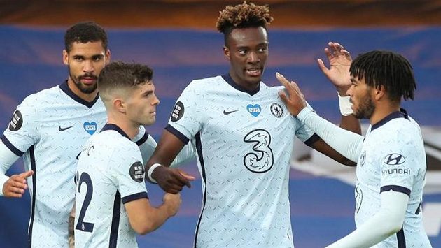 Fotbalisté Chelsea se radují z branky Fotbalisté Chelsea se radují z branky
