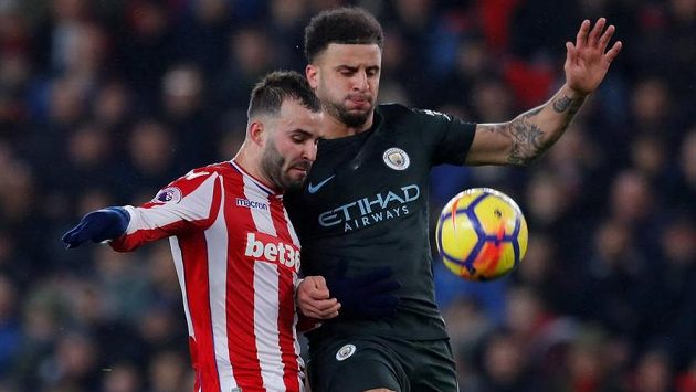 Jesé (vlevo) ze Stoke City v souboji s Kylem Walkerem z Manchesteru City. Jesé (vlevo) ze Stoke City v souboji s Kylem Walkerem z Manchesteru City.
