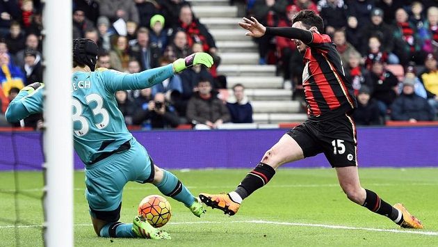 Petr Čech zasahuje proti Smithovi v utkání proti Bournemouthu. Petr Čech zasahuje proti Smithovi v utkání proti Bournemouthu.
