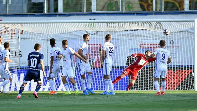 Mirzad Mehanovič střílí vedoucí gól Ordabasy Šymkent v utkání 2. předkola Evropské ligy na hřišti Mladé Boleslavi. Mirzad Mehanovič střílí vedoucí gól Ordabasy Šymkent v utkání 2. předkola Evropské ligy na hřišti Mladé Boleslavi.