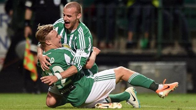 Fotbalisté Bohemians Petr Nerad (vlevo) a Lukáš Pauschek oslavují třetí gól v síti Dukly. Fotbalisté Bohemians Petr Nerad (vlevo) a Lukáš Pauschek oslavují třetí gól v síti Dukly.