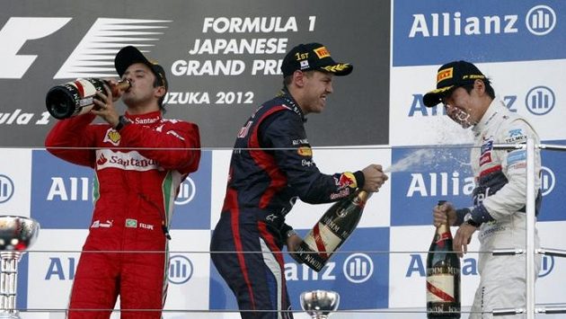 Sebastian Vettel kropí Kamuiho Kobajašiho šampaňským. Felipe Massa si drahý mok raději vypil. Sebastian Vettel kropí Kamuiho Kobajašiho šampaňským. Felipe Massa si drahý mok raději vypil.
