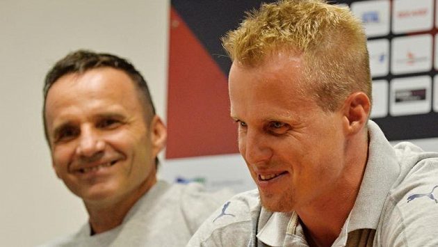 Zleva plzeňský trenér Karel Krejčí a kapitán mužstva David Limberský na tiskové konferenci před úvodním duelem play off Evropské ligy s Vojvodinou. Zleva plzeňský trenér Karel Krejčí a kapitán mužstva David Limberský na tiskové konferenci před úvodním duelem play off Evropské ligy s Vojvodinou.