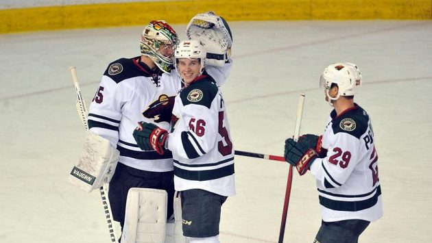 Brankář Niklas Bäckström (32) ještě v dresu Minnesoty, na snímku s ním jsou Erik Haula (56) a Jason Pominville (29). Brankář Niklas Bäckström (32) ještě v dresu Minnesoty, na snímku s ním jsou Erik Haula (56) a Jason Pominville (29).