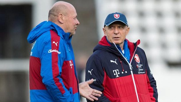 Trenéři Miroslav Koubek (vlevo) a Karel Jarolím čekají, jak na tom bude Patrik Schick. Trenéři Miroslav Koubek (vlevo) a Karel Jarolím čekají, jak na tom bude Patrik Schick.