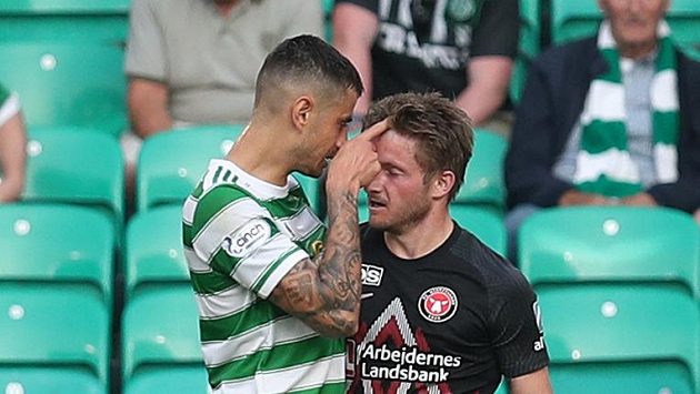 Fotbalista Celtiku Glasgow Nir Bitton ve sporu s hráčem FC Midtjylland Andersem Dreyerem. Fotbalista Celtiku Glasgow Nir Bitton ve sporu s hráčem FC Midtjylland Andersem Dreyerem.