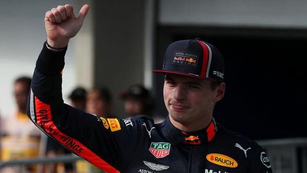 Max Verstappen slaví pole position. Max Verstappen slaví pole position.
