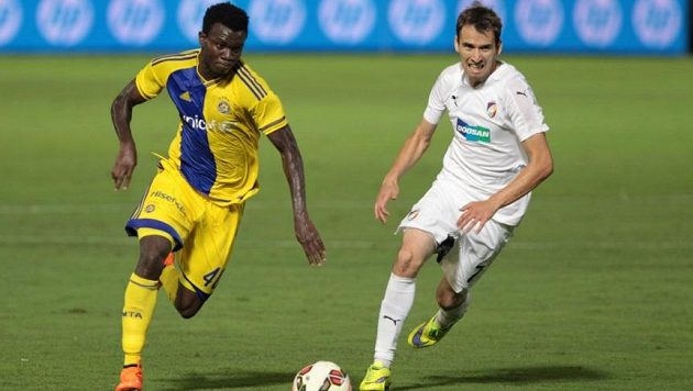 Tomáš Hořava z Plzně stíhá nigerijského záložníka Igiebora z Maccabi Tel Aviv. Tomáš Hořava z Plzně stíhá nigerijského záložníka Igiebora z Maccabi Tel Aviv.
