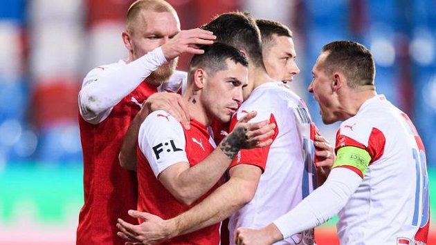 Nicolae Stanciu (druhý zleva) oslavuje gól se spoluhráči ze Slavie. Ilustrační foto. Nicolae Stanciu (druhý zleva) oslavuje gól se spoluhráči ze Slavie. Ilustrační foto.
