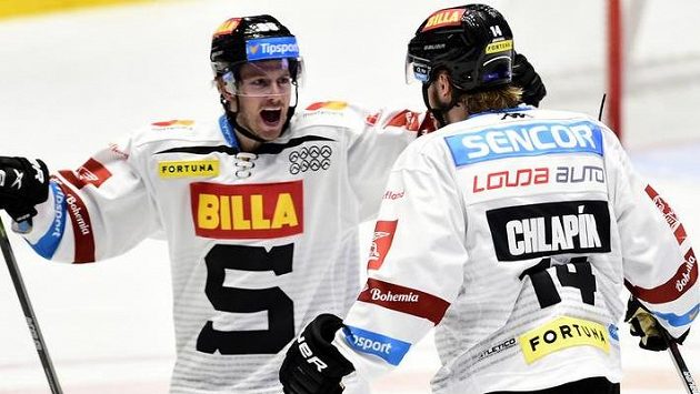 Zleva Erik Thorell a Filip Chlapík ze Sparty se radují z gólu. Zleva Erik Thorell a Filip Chlapík ze Sparty se radují z gólu.