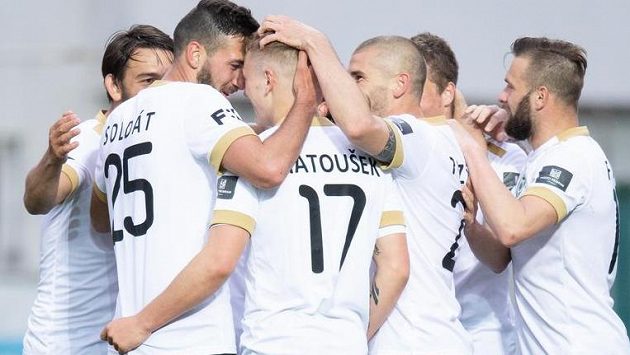 Fotbalisté Příbrami Karel Soldát, Jan Matoušek, Jan Rezek a Antonín Fantiš oslavují gól Fotbalisté Příbrami Karel Soldát, Jan Matoušek, Jan Rezek a Antonín Fantiš oslavují gól