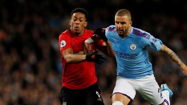 Domácí Kyle Walker a Anthony Martial bojují o míč Domácí Kyle Walker a Anthony Martial bojují o míč