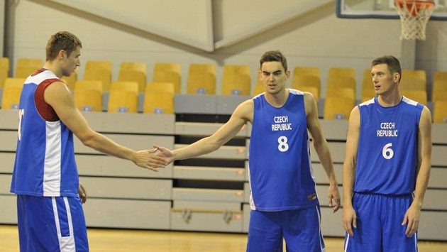 Čeští reprezentanti před zápasem ME skupiny D s Lotyšskem. Zleva Pavel Houška, Tomáš Satoranský a Pavel Pumprla Čeští reprezentanti před zápasem ME skupiny D s Lotyšskem. Zleva Pavel Houška, Tomáš Satoranský a Pavel Pumprla