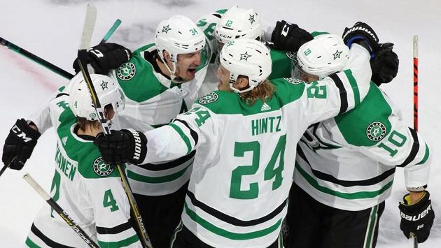 Radek Faksa (12) z Dallasu se v klubku spoluhráčů raduje z gólu proti Coloradu. Radek Faksa (12) z Dallasu se v klubku spoluhráčů raduje z gólu proti Coloradu.