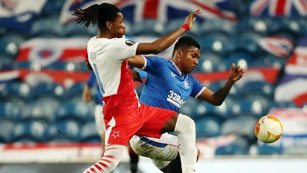 Slávista Simon Deli (vlevo) v tvrdém souboji s Alfredem Morelosem z Glasgow Rangers. Slávista Simon Deli (vlevo) v tvrdém souboji s Alfredem Morelosem z Glasgow Rangers.