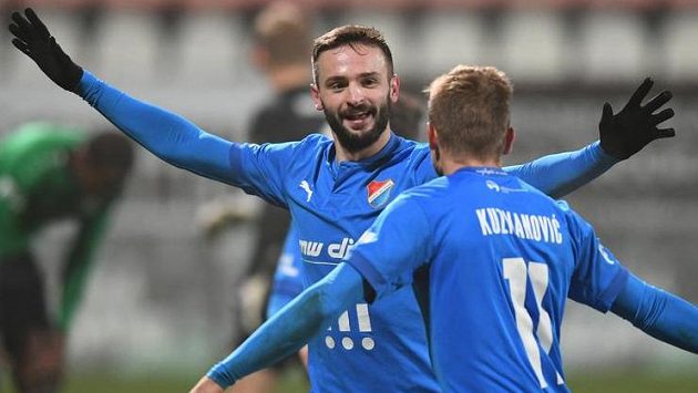 Tomáš Zajíc z Baníku Ostrava se spoluhráčem Nemanjou Kuzmanovičem. Tomáš Zajíc z Baníku Ostrava se spoluhráčem Nemanjou Kuzmanovičem.