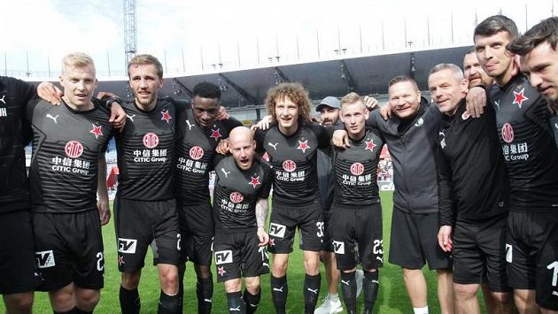 Hráči Slavie se radují z výhry, která jim zajistila ligový titul. Hráči Slavie se radují z výhry, která jim zajistila ligový titul.