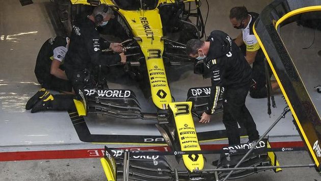 Mechanici Renaultu pracují na voze australského pilota Daniela Ricciarda. Mechanici Renaultu pracují na voze australského pilota Daniela Ricciarda.