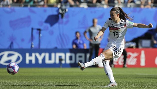 Německá fotbalistka Sara Däbritzová zahrává pokutový kop proti Nigérii v osmifinále MS. Německá fotbalistka Sara Däbritzová zahrává pokutový kop proti Nigérii v osmifinále MS.