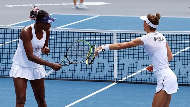 Venus Williamsová (vlevo) a Bernarda Peraová při jednom z exhibičních turnajů v USA. Venus Williamsová (vlevo) a Bernarda Peraová při jednom z exhibičních turnajů v USA.