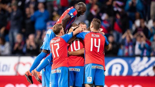 Fotbalisté Viktorie Plzeň oslavují gól Jana Kopice na 2:1 v zápase s Olomoucí. Fotbalisté Viktorie Plzeň oslavují gól Jana Kopice na 2:1 v zápase s Olomoucí.