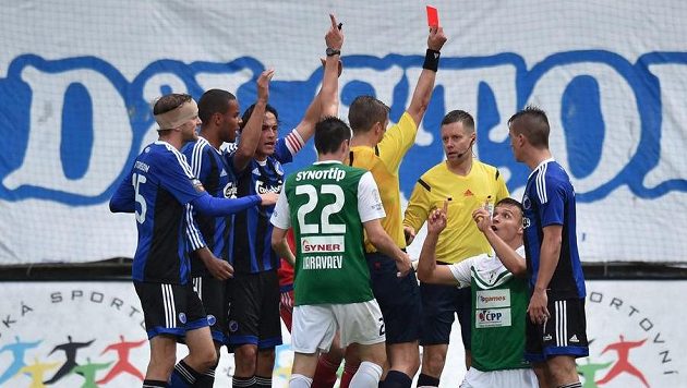 Hlavní rozhodčí Mattias Gestranius z Finska ukazuje červenou kartu jabloneckému útočníkovi Stanislavu Teclovi (druhý zprava). Hlavní rozhodčí Mattias Gestranius z Finska ukazuje červenou kartu jabloneckému útočníkovi Stanislavu Teclovi (druhý zprava).