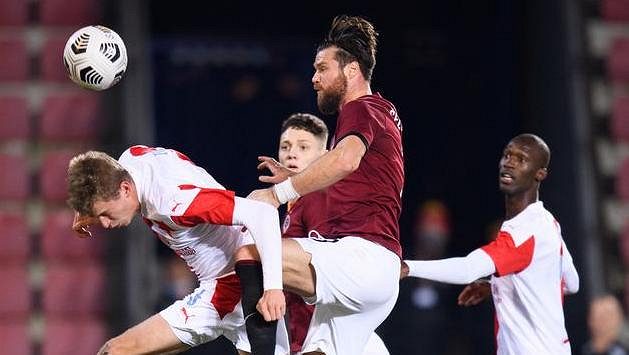 David Zima ze Slavie Praha a Ondřej Čelůstka ze Sparty Praha během prosincového derby. David Zima ze Slavie Praha a Ondřej Čelůstka ze Sparty Praha během prosincového derby.