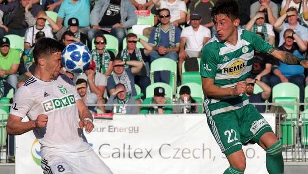 Zleva Vojtěch Smrž z Karviné, Antonín Vaníček z Bohemians. Zleva Vojtěch Smrž z Karviné, Antonín Vaníček z Bohemians.