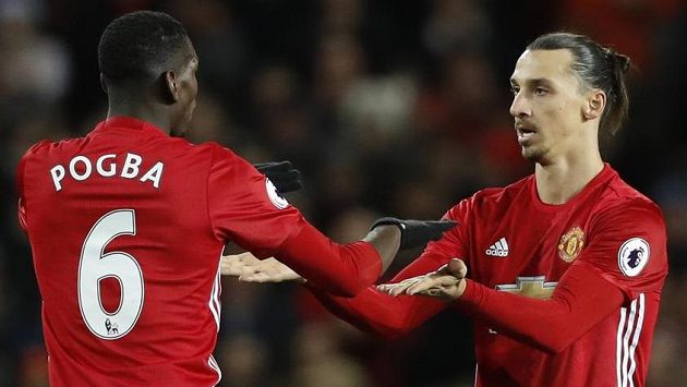 Paul Pogba gratuluje ke gólu Zlatanu Ibrahimovicovi. Dorazí Manchester United i na Letnou...? Paul Pogba gratuluje ke gólu Zlatanu Ibrahimovicovi. Dorazí Manchester United i na Letnou...?