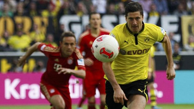 Robert Lewandowski (vpravo) z Dortmundu v utkání proti Bayernu Mnichov. Robert Lewandowski (vpravo) z Dortmundu v utkání proti Bayernu Mnichov.